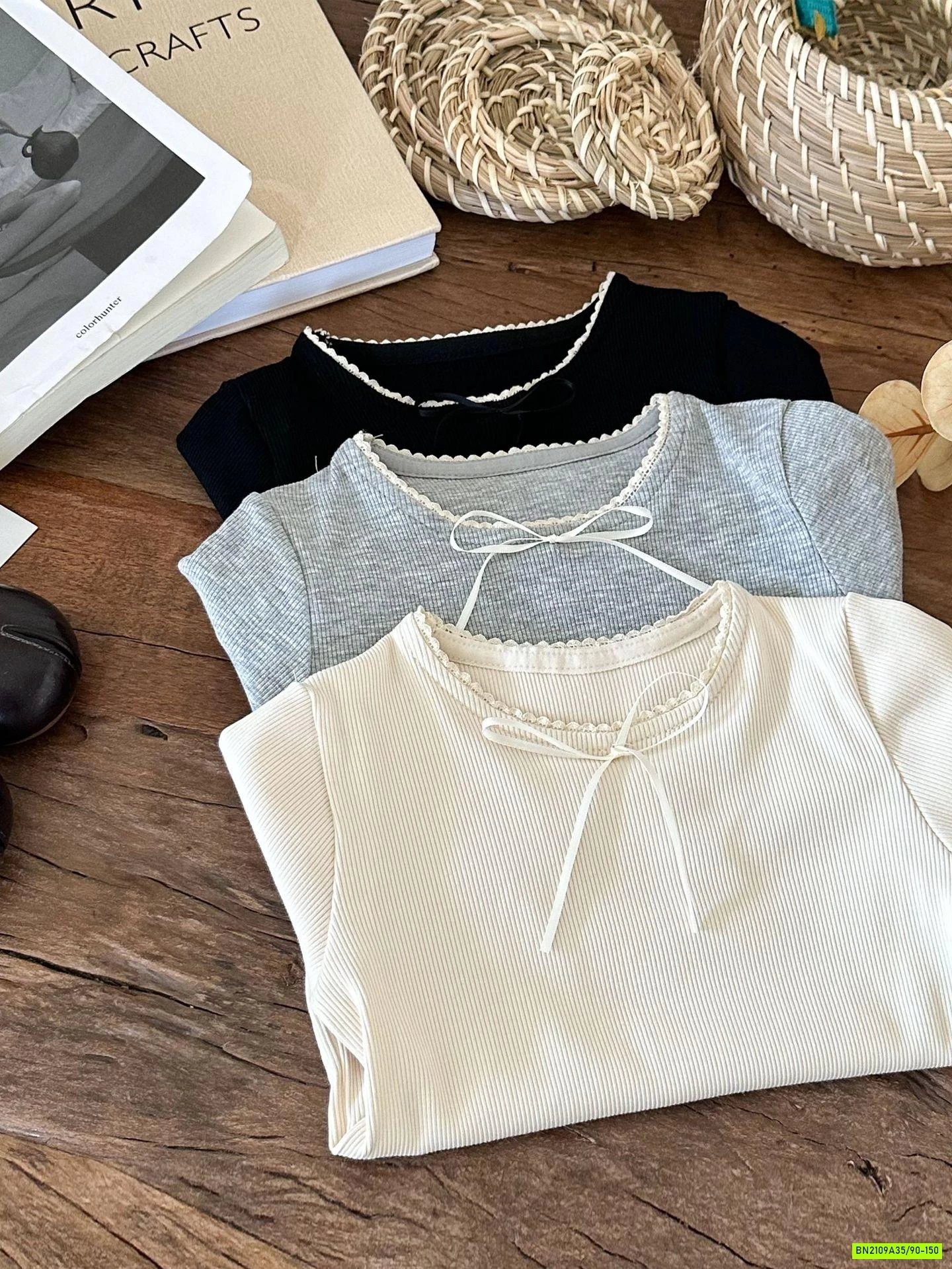 ÁO THUN GÂN CỔ VIỀN REN GẮN NƠ