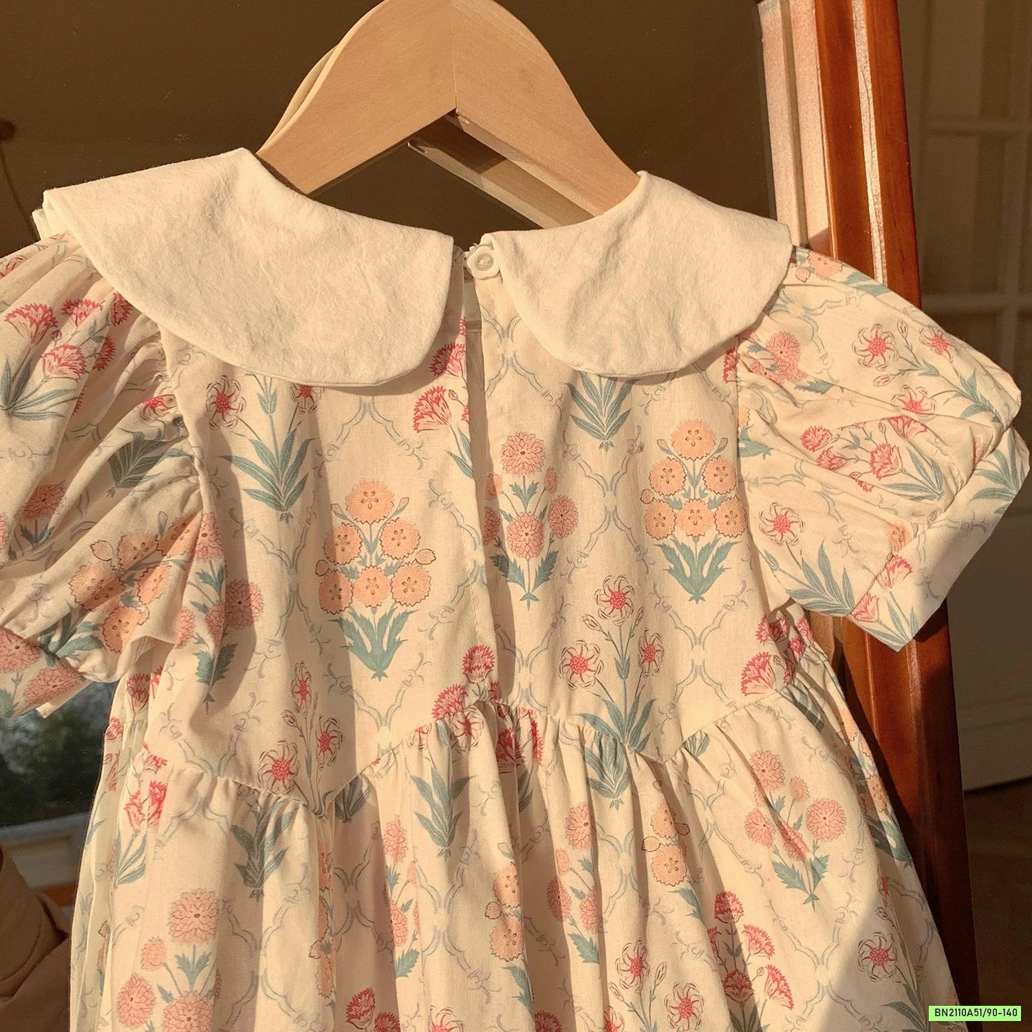 ĐẦM HOA NHÍ TAY BỒNG CỔ SEN TRẮNG