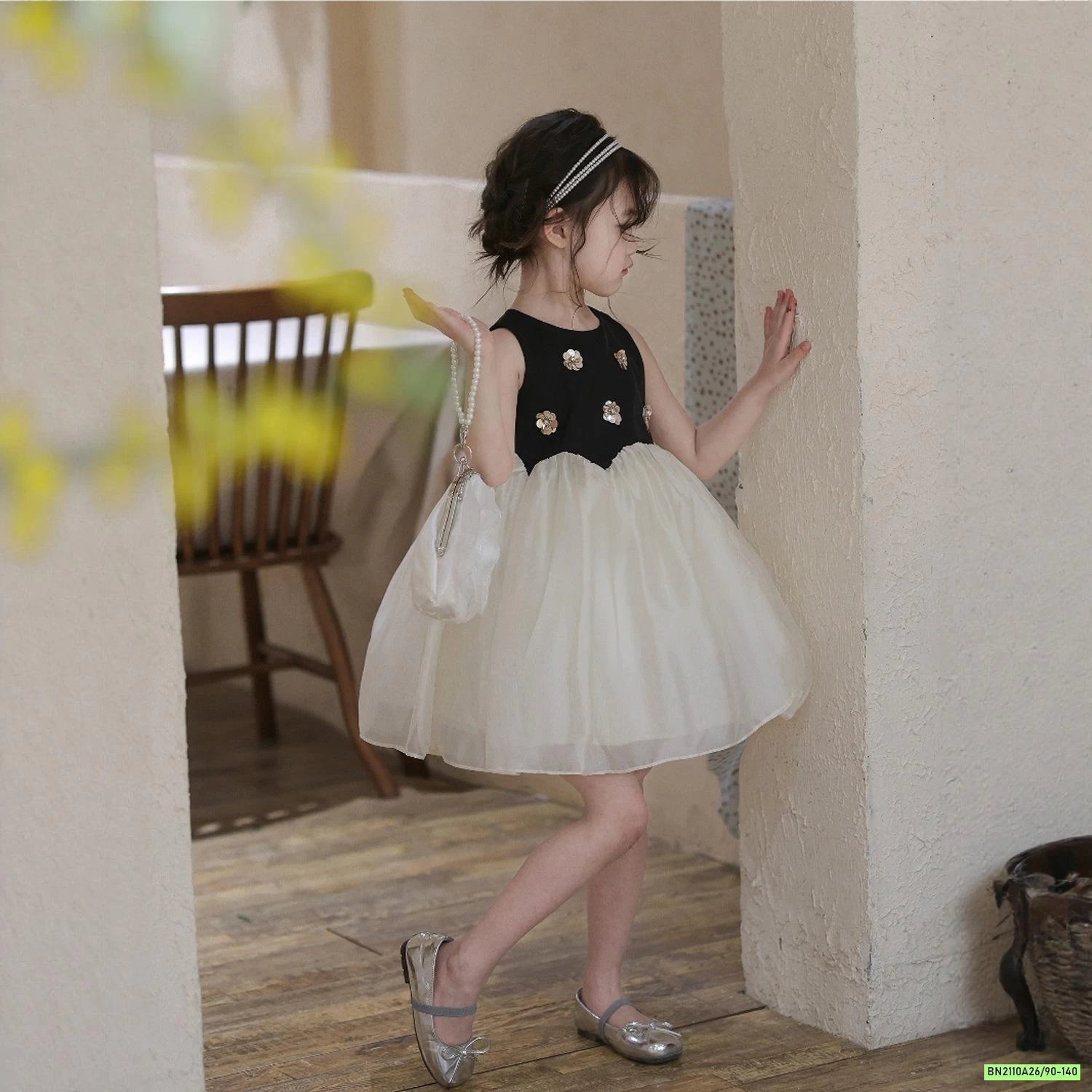 ĐẦM CÔNG CHÚA GẮN HOA CHÂN VOAN