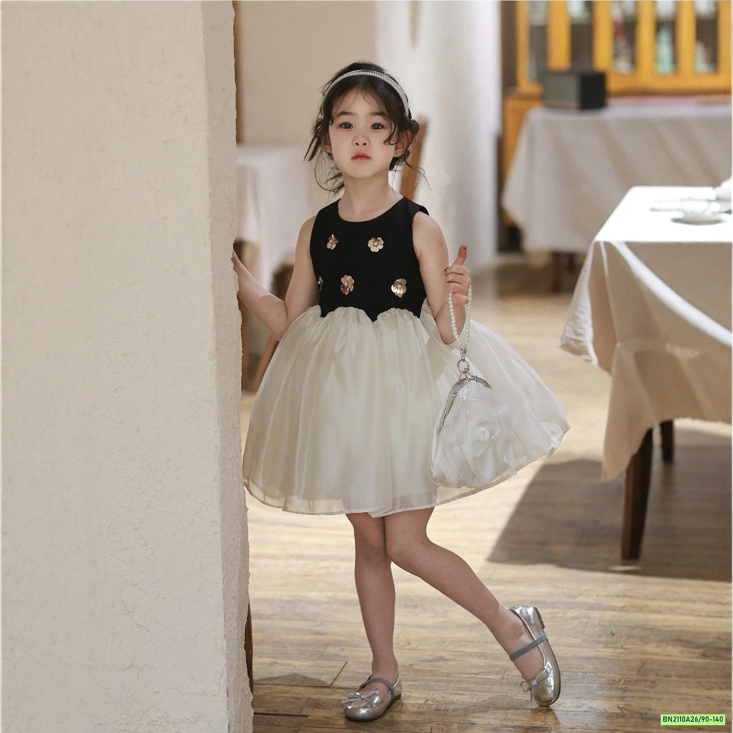 ĐẦM CÔNG CHÚA GẮN HOA CHÂN VOAN