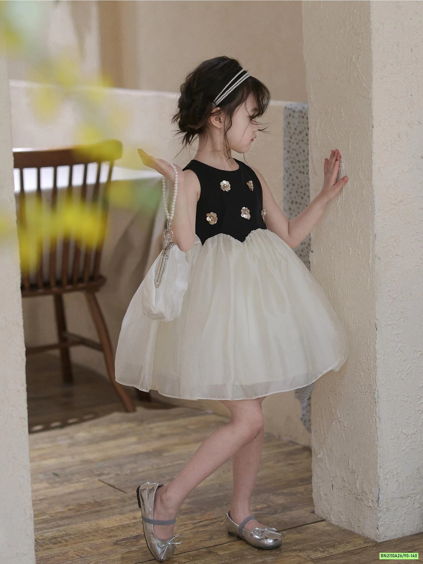 ĐẦM CÔNG CHÚA GẮN HOA CHÂN VOAN