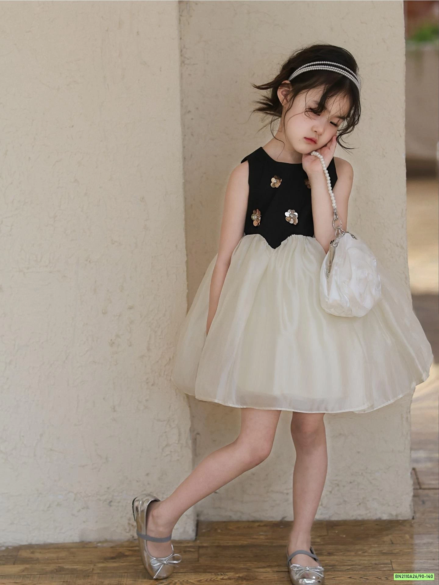 ĐẦM CÔNG CHÚA GẮN HOA CHÂN VOAN