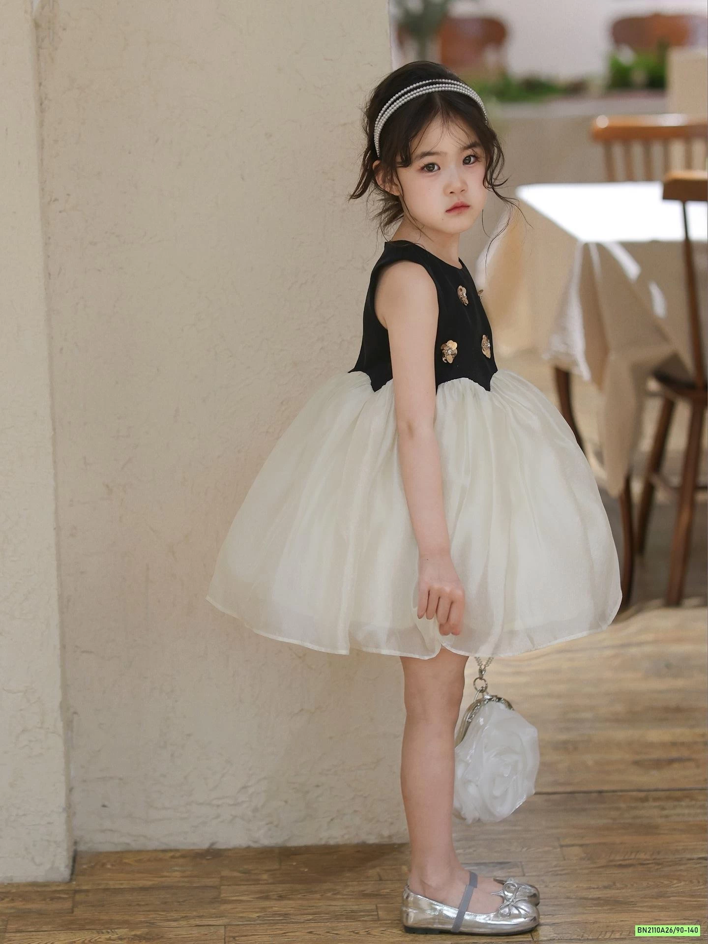 ĐẦM CÔNG CHÚA GẮN HOA CHÂN VOAN