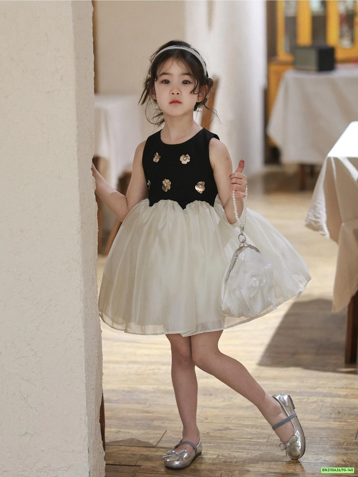 ĐẦM CÔNG CHÚA GẮN HOA CHÂN VOAN