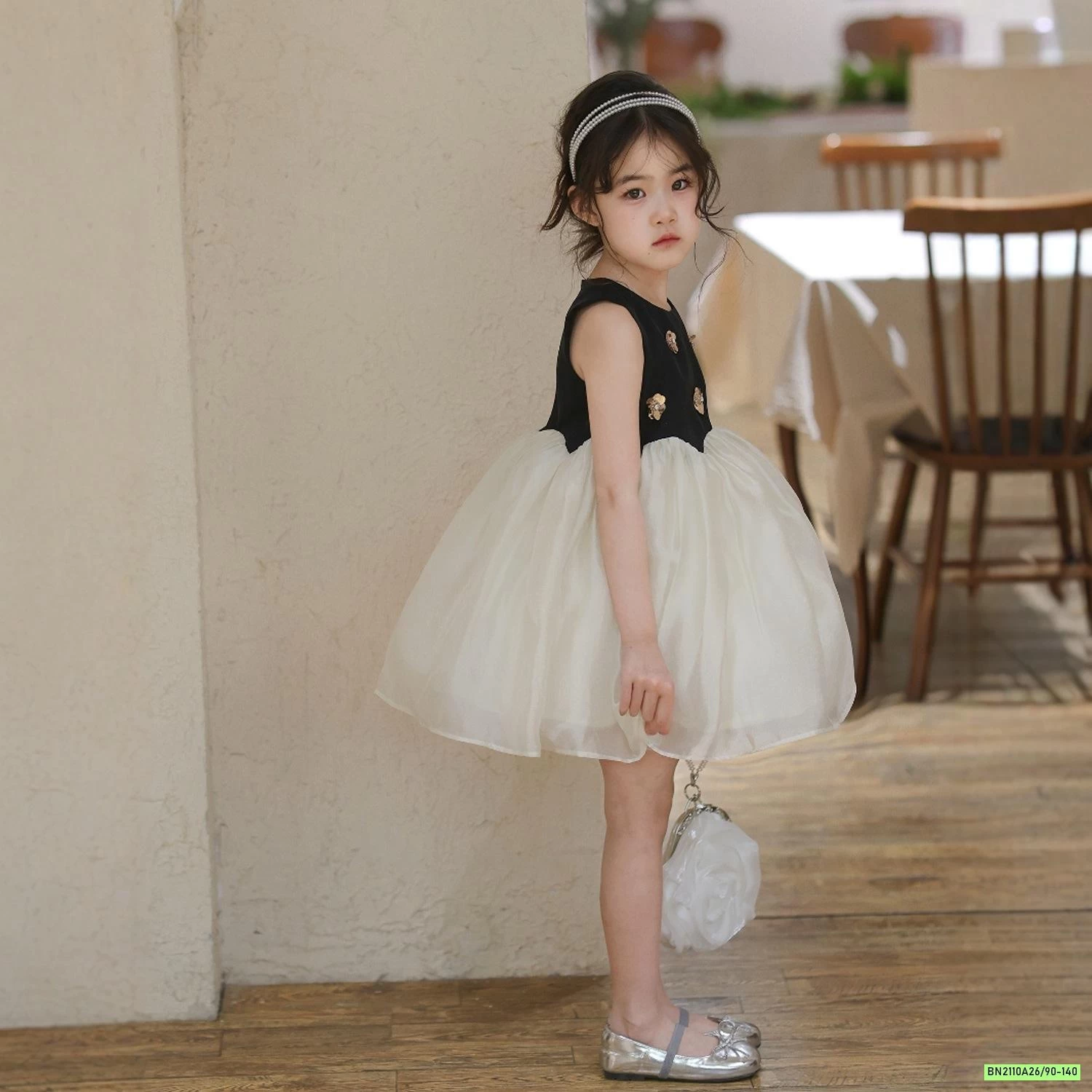 ĐẦM CÔNG CHÚA GẮN HOA CHÂN VOAN