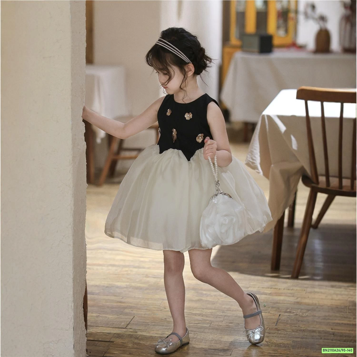 ĐẦM CÔNG CHÚA GẮN HOA CHÂN VOAN