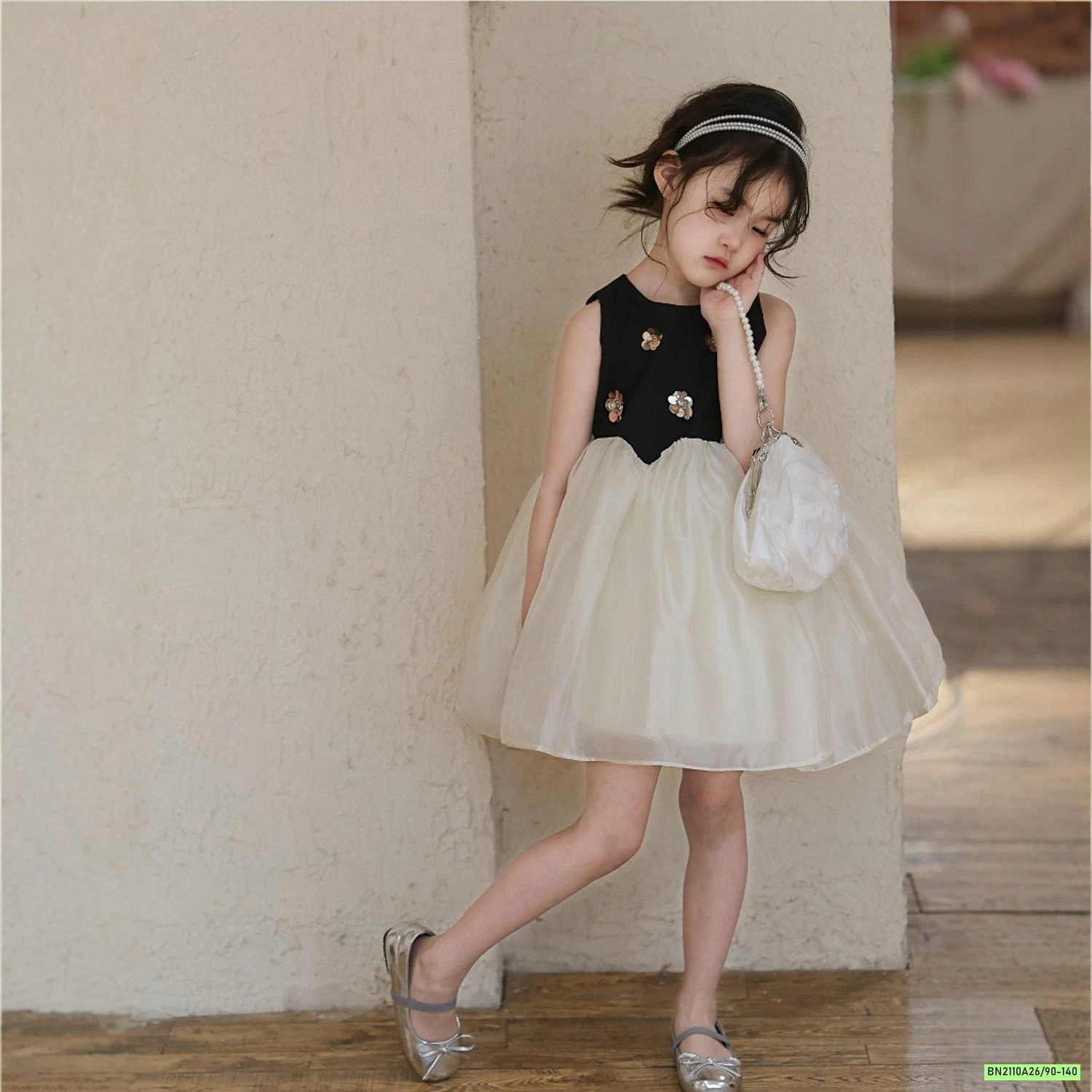 ĐẦM CÔNG CHÚA GẮN HOA CHÂN VOAN