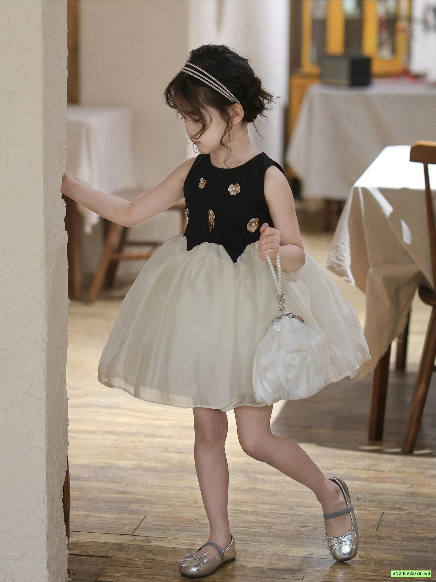 ĐẦM CÔNG CHÚA GẮN HOA CHÂN VOAN