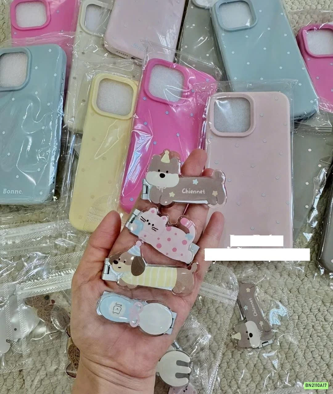 ỐP ĐIỆN THOẠI CHẤM BI GIÁ ĐỠ CÚN