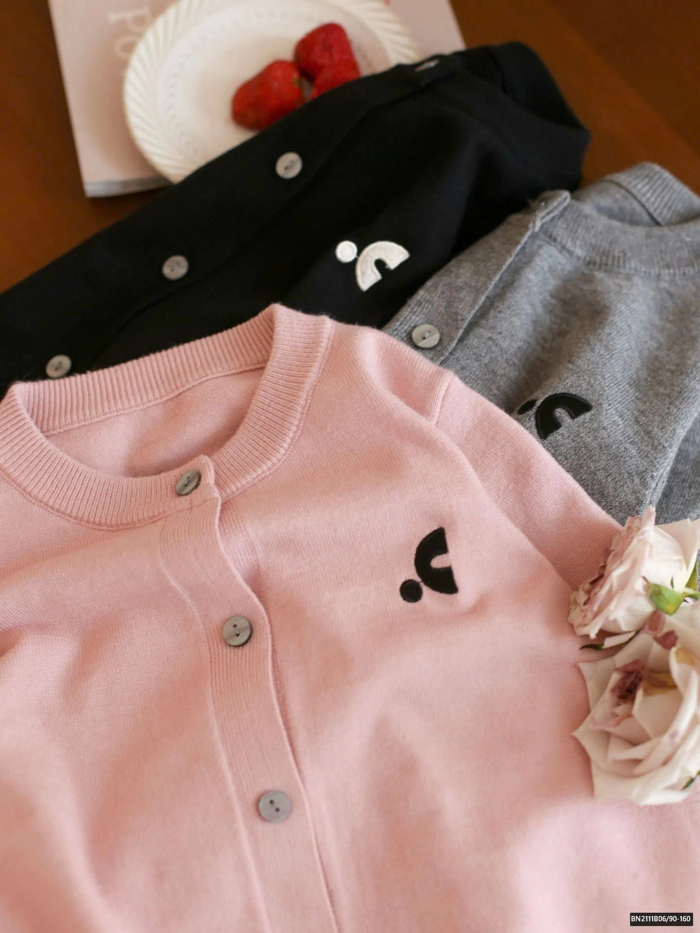 ÁO CARDIGAN LEN MỎNG AMBB 25A196 ĐÓNG CÚC