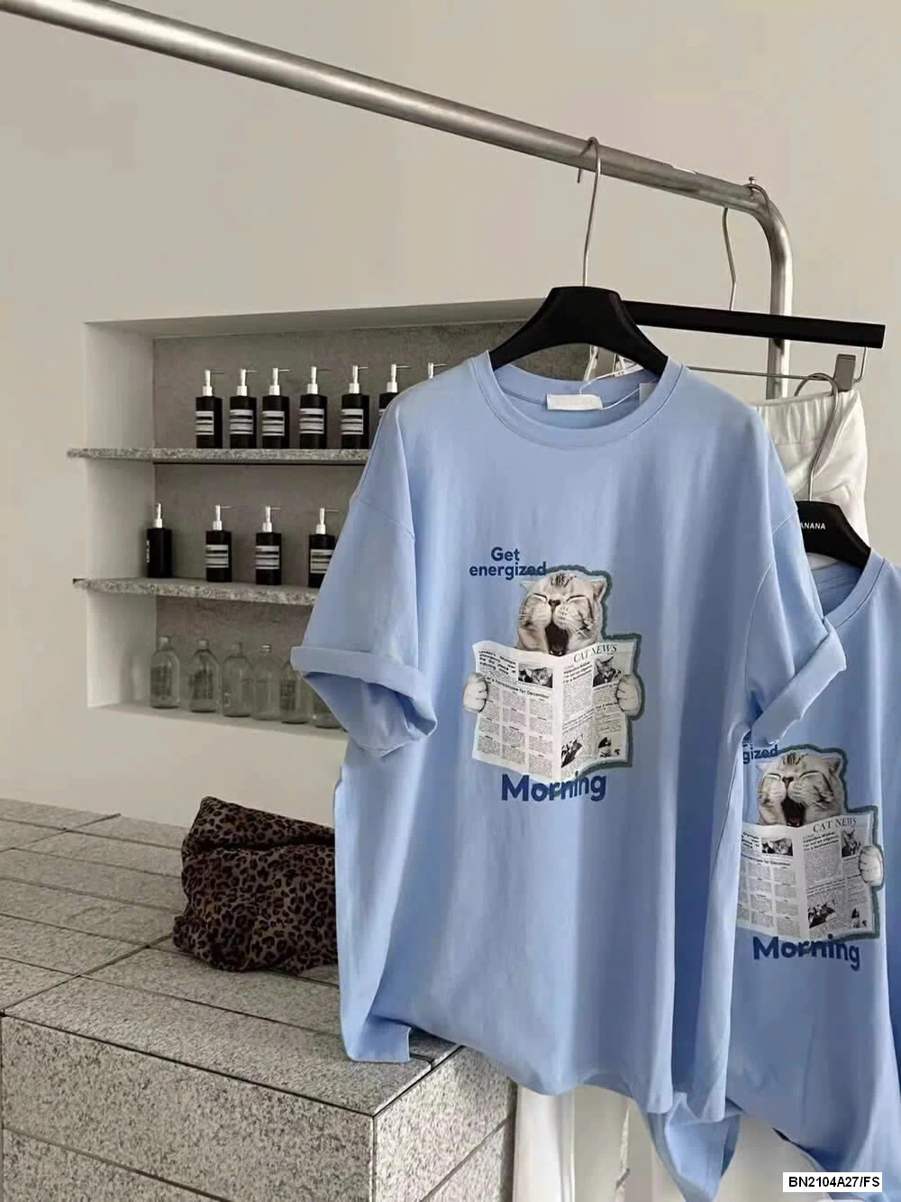 ÁO THUN MÈO CON ĐỌC BÁO