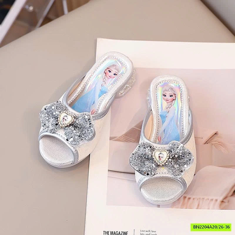 DÉP LÊ ELSA GẮN ĐÁ TRÁI TIM