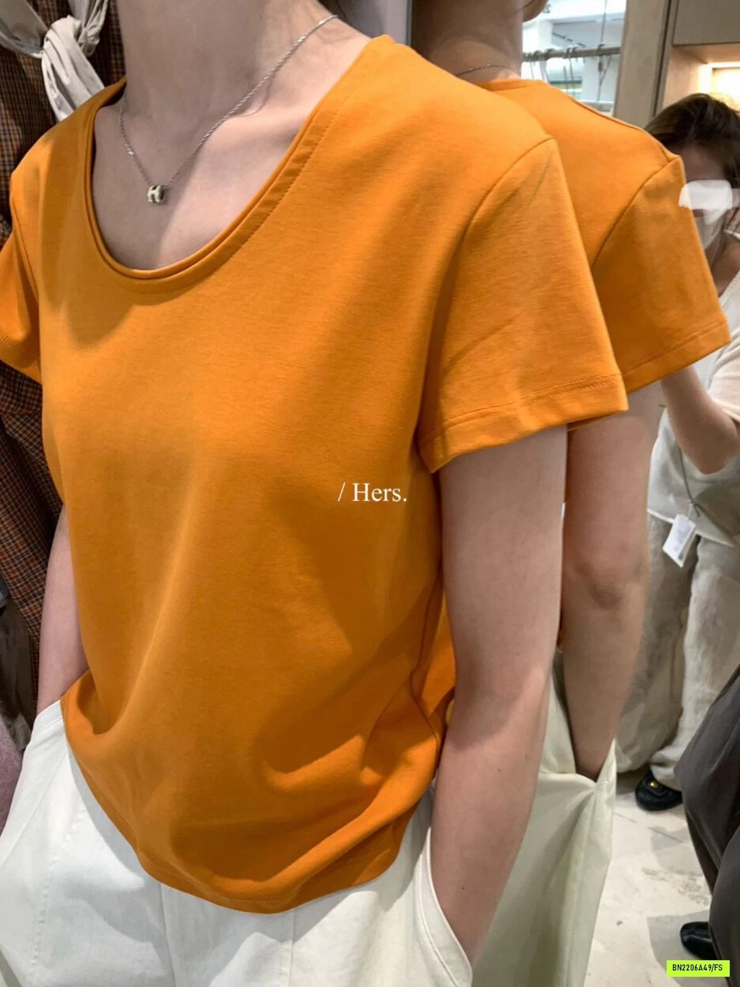 ÁO THUN CỔ TRÒN VIỀN CỔ HERS