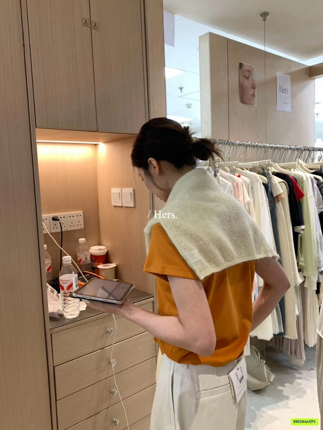 ÁO THUN CỔ TRÒN VIỀN CỔ HERS