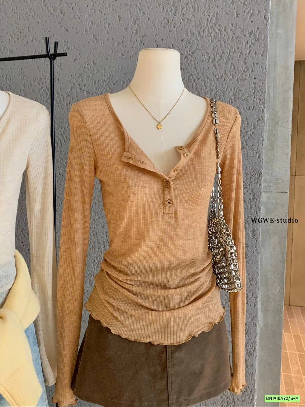 ÁO THUN GIẤY CÚC CỔ WWE7681