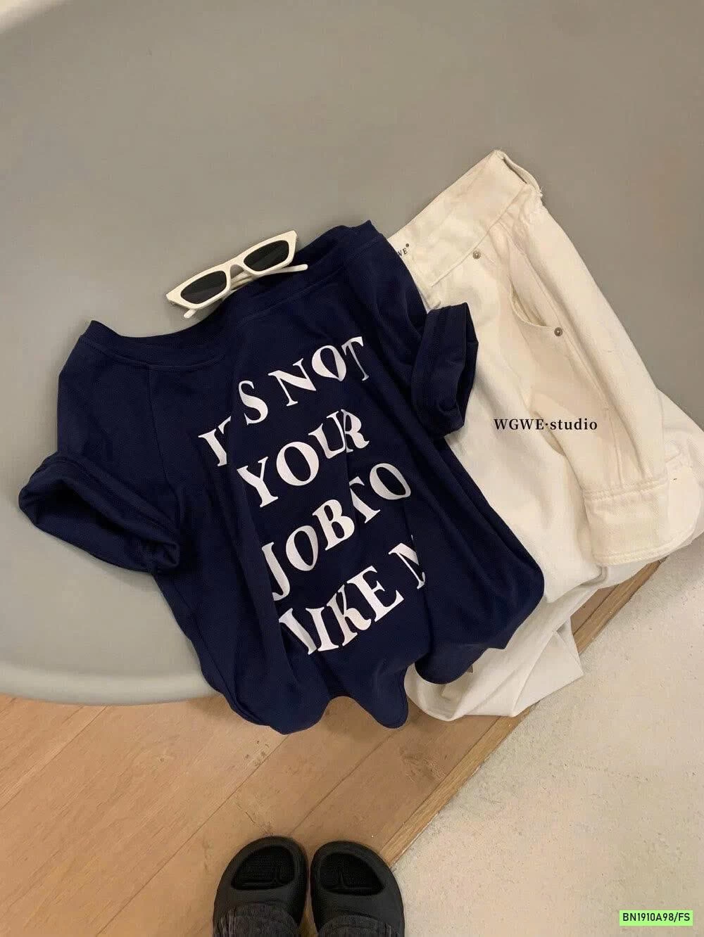 ÁO TRỄ VAI IN CHỮ WGWE5866