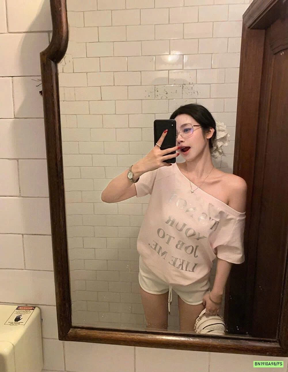 ÁO TRỄ VAI IN CHỮ WGWE5866