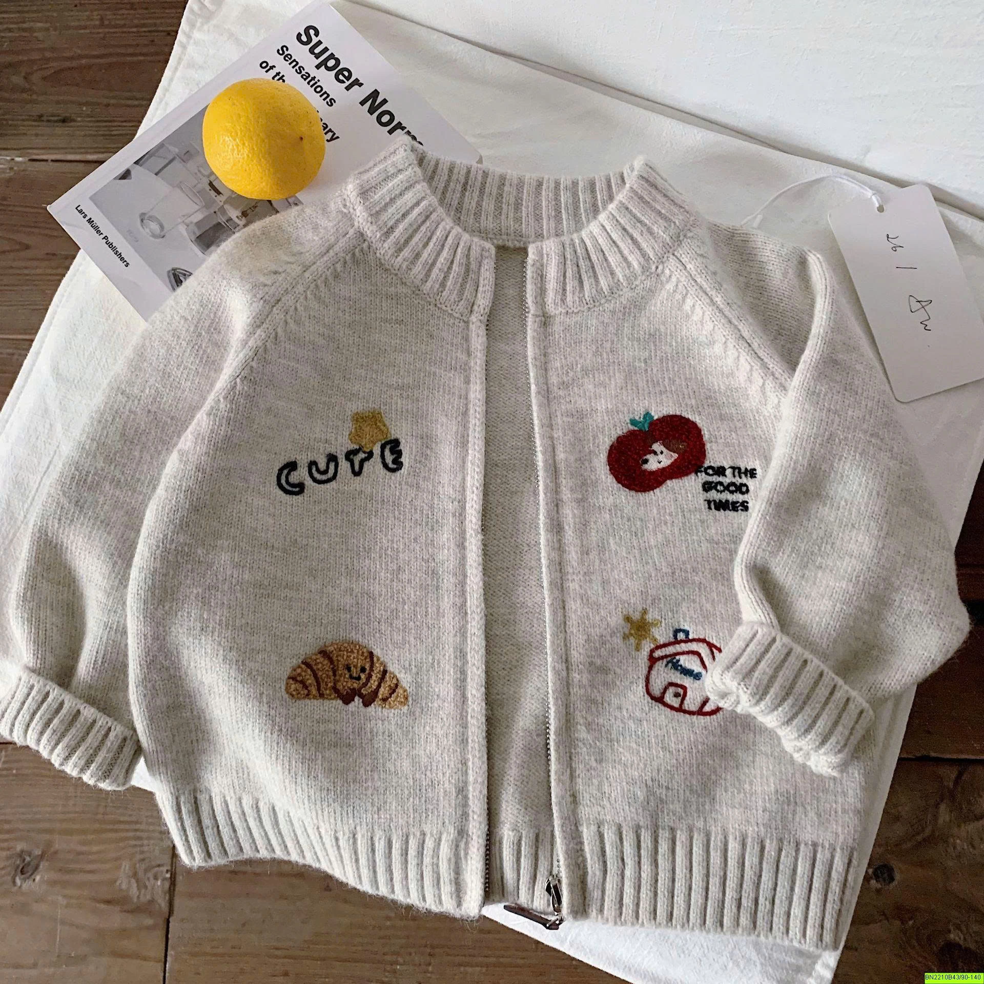 ÁO KHOÁC LEN IN HÌNH NGÔI NHÀ BÁNH MỲ