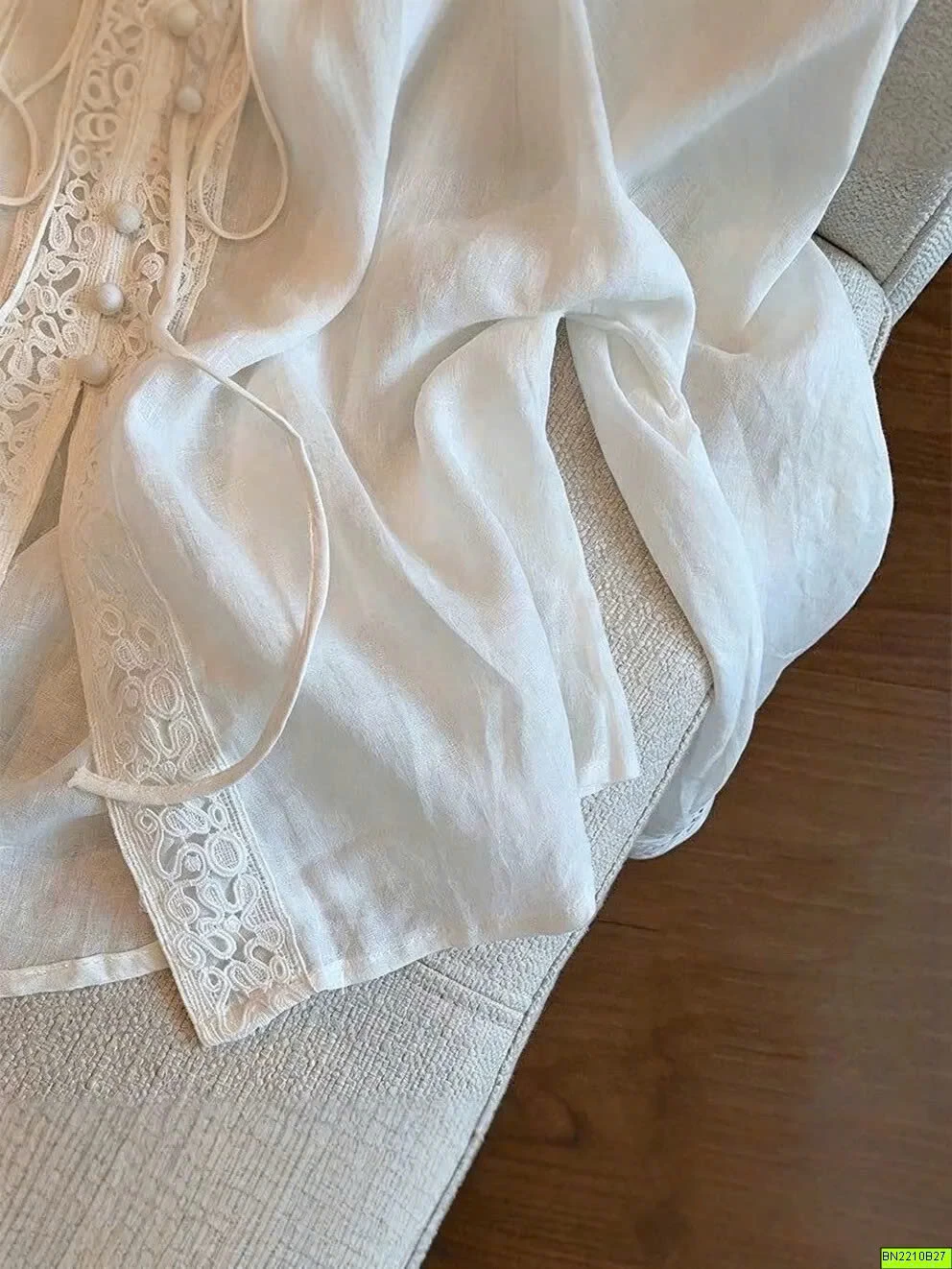 ÁO SƠ MI REN CỔ KHOÉT SÂU