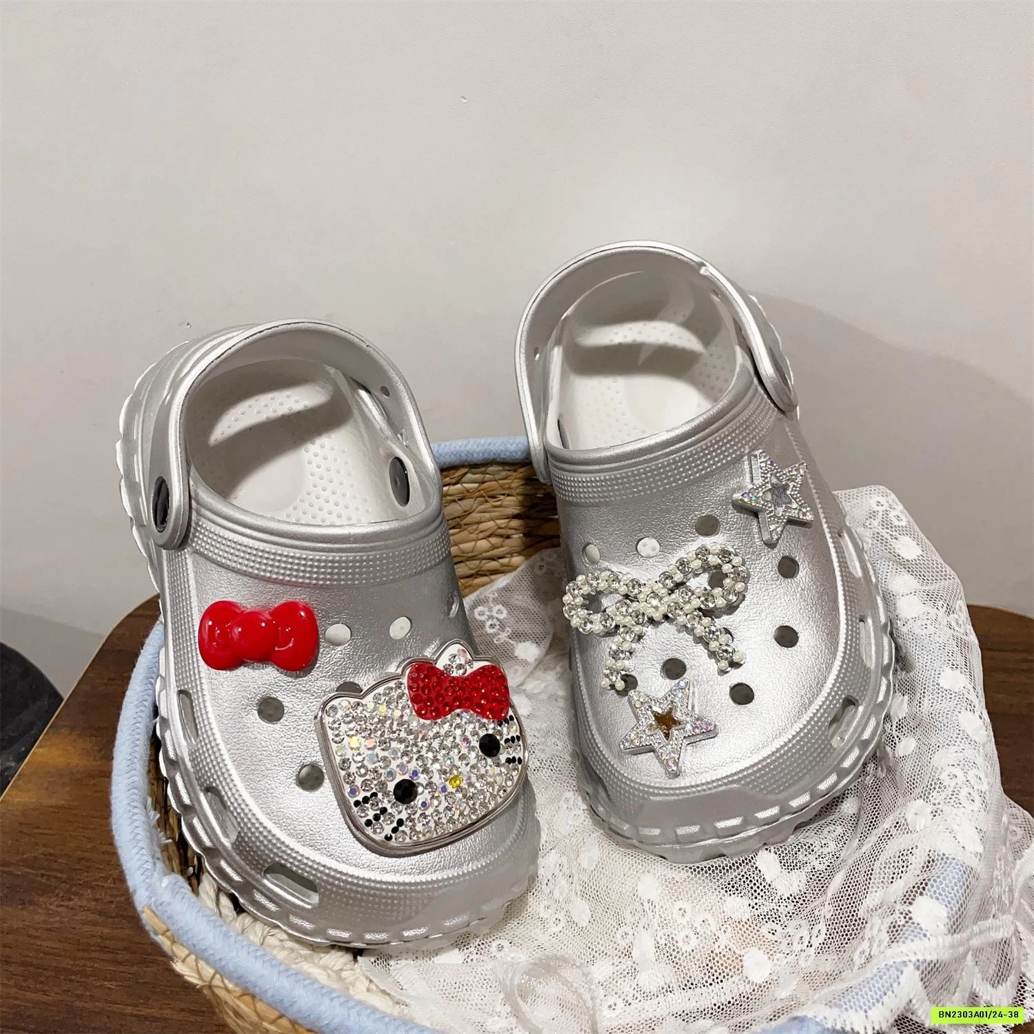 CROCS BẠC CHARM KITTY