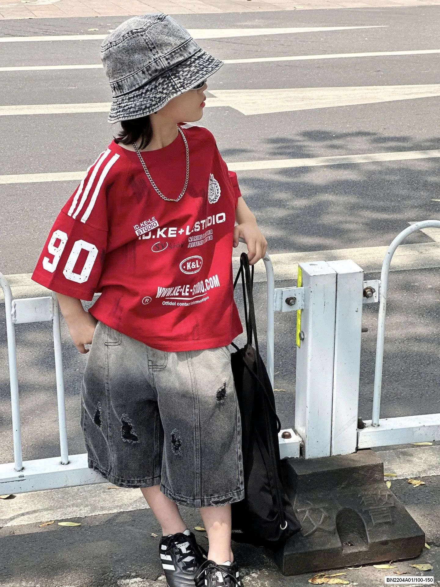 ÁO TT ĐỎ MIX SHORT JEANS LOANG