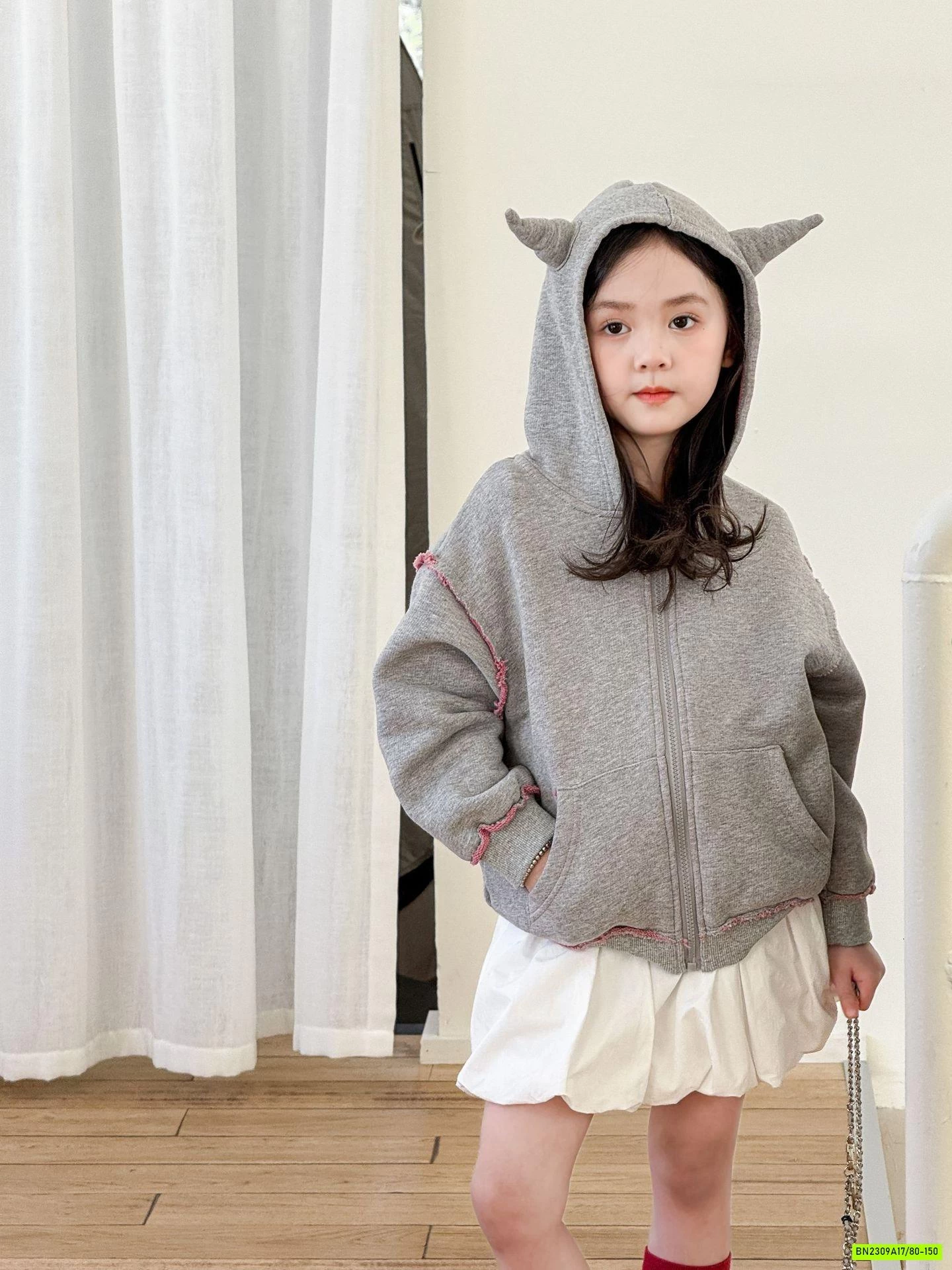 KHOÁC DA CÁ TAI NHỌN