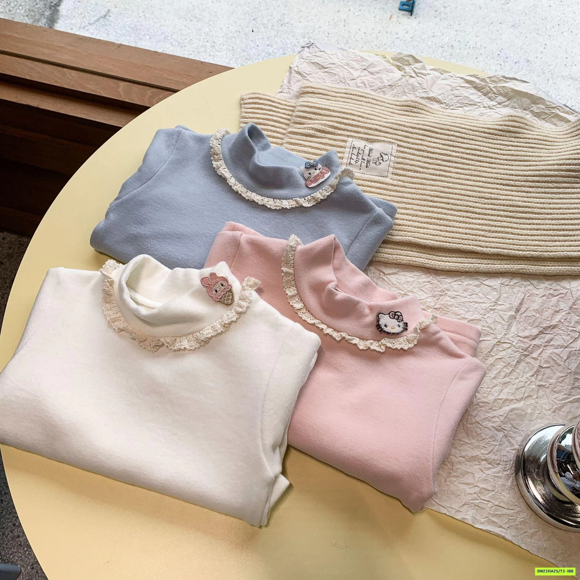 ÁO GIỮ NHIỆT VIỀN CỔ BÈO KITTY