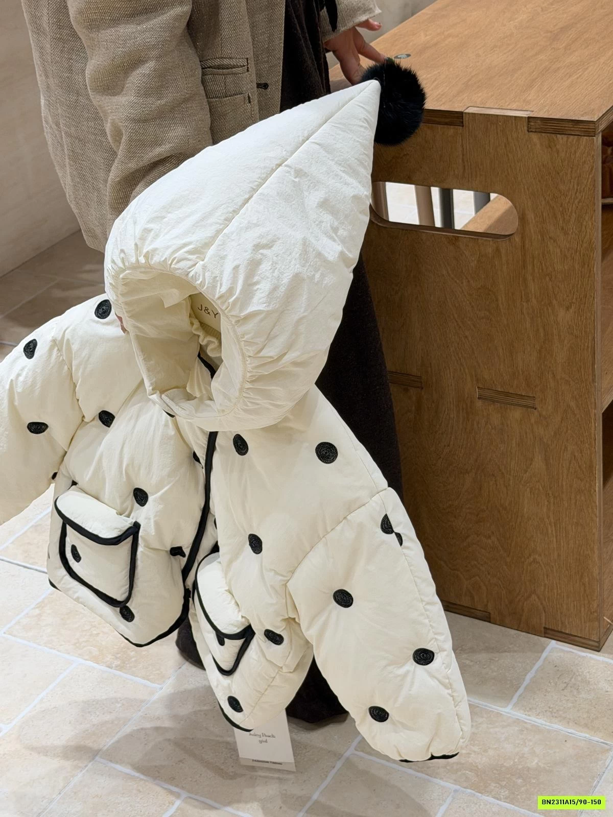 KHOÁC PHAO CHẤM BI MŨ NHỌN CAO CẤP