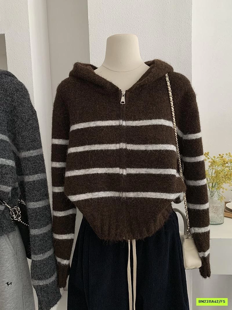 KHOÁC LEN KẺ LIỀN MŨ DÁNG CROPTOP