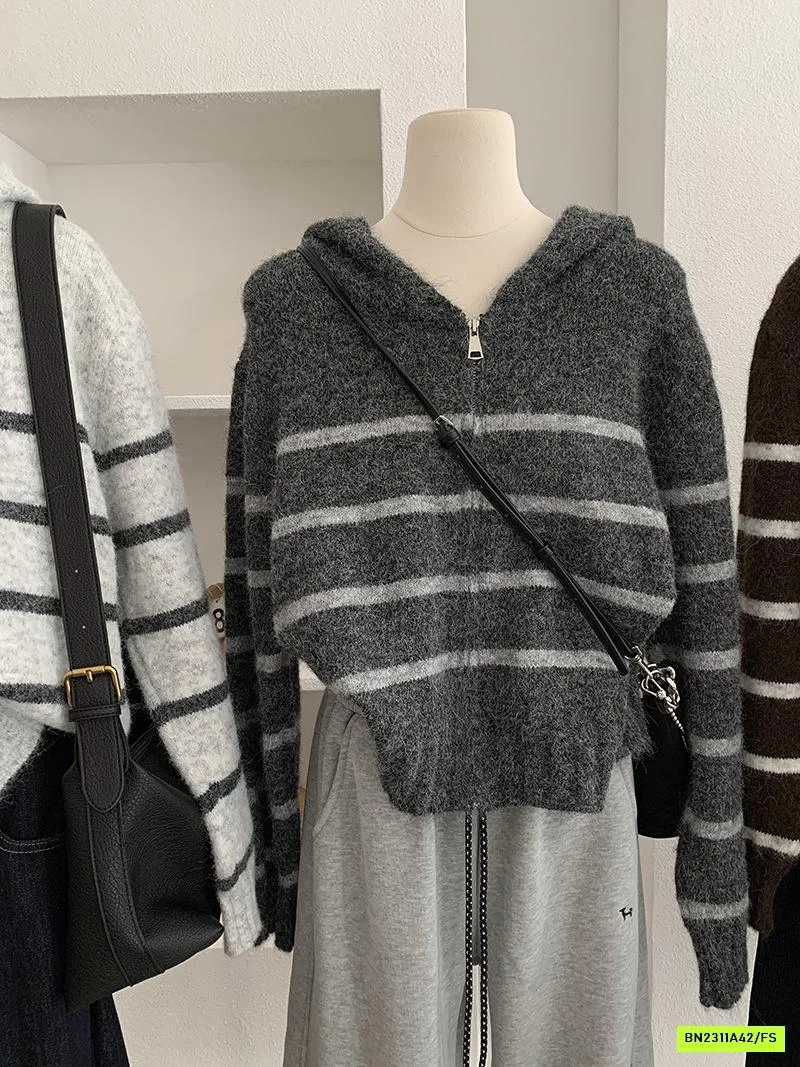 KHOÁC LEN KẺ LIỀN MŨ DÁNG CROPTOP