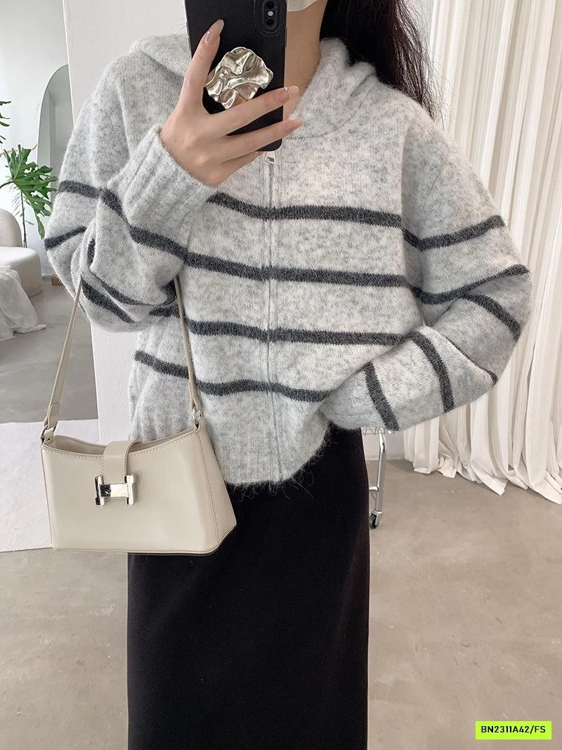 KHOÁC LEN KẺ LIỀN MŨ DÁNG CROPTOP