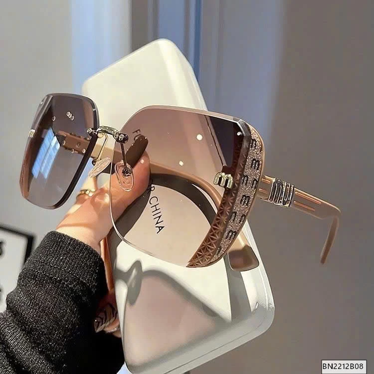 KÍNH VUÔNG THỜI TRANG