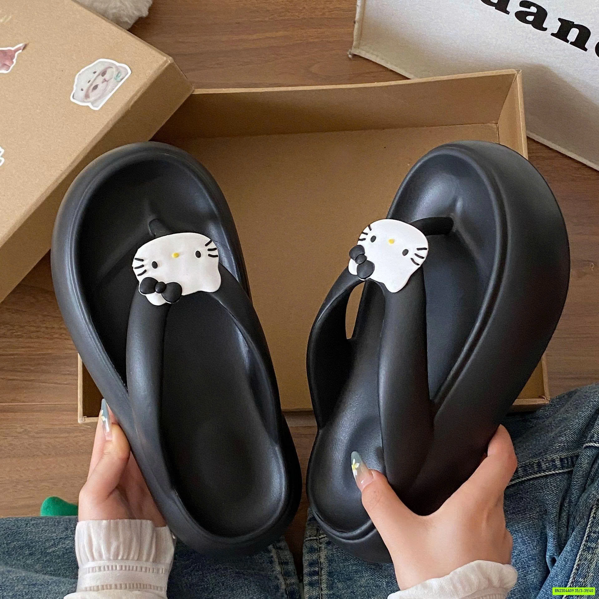 TÔNG KITTY ĐẾ BÁNH MỲ EVA