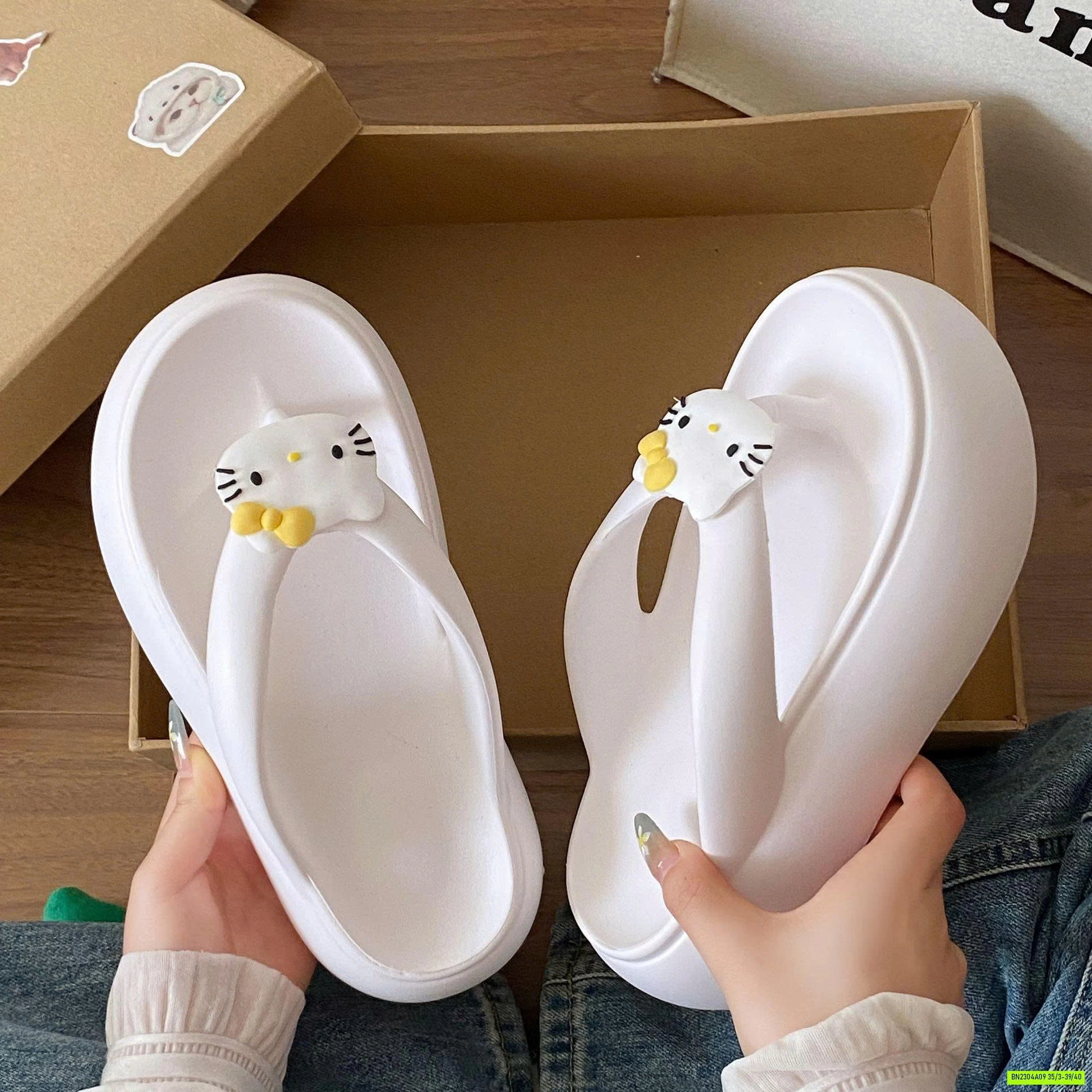 TÔNG KITTY ĐẾ BÁNH MỲ EVA