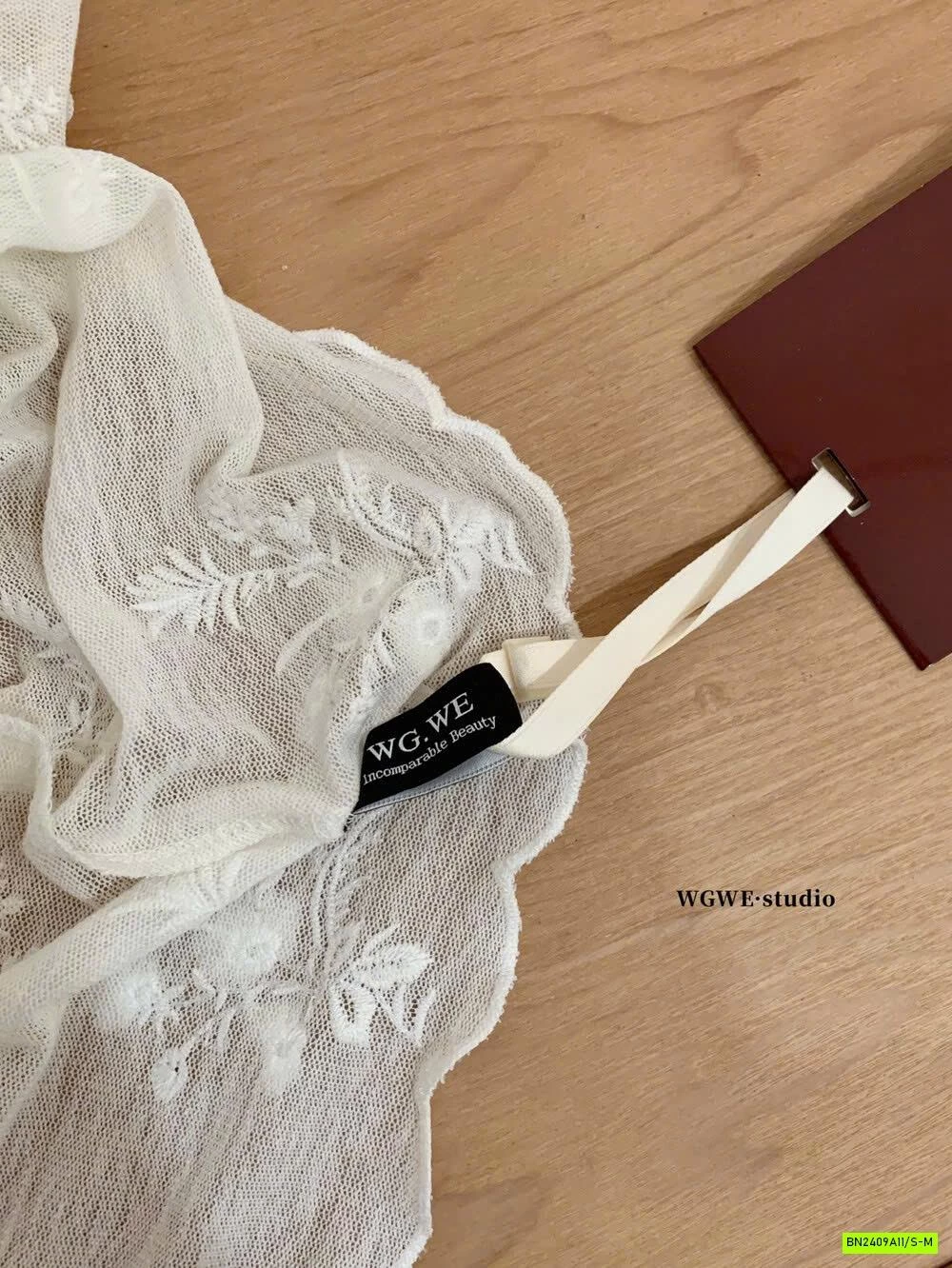 ÁO THUN GIẤY THÊU HOA WGWE7350