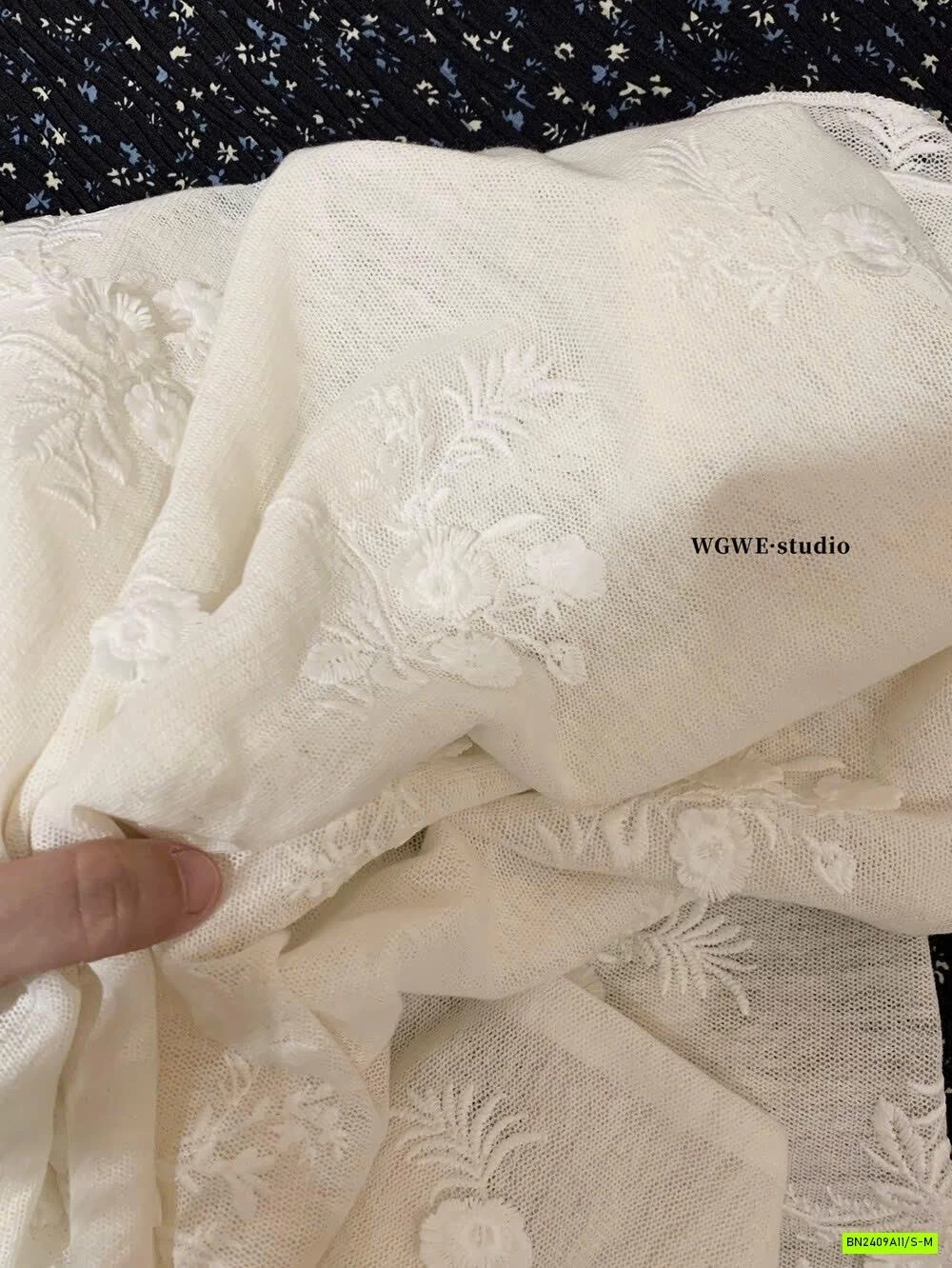 ÁO THUN GIẤY THÊU HOA WGWE7350