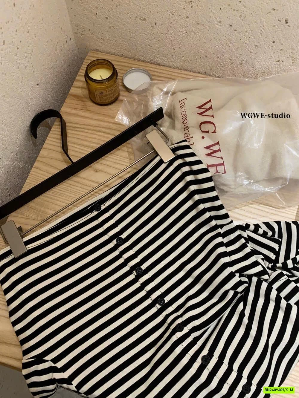 ÁO THUN KẺ TRỄ VAI WGWE7450