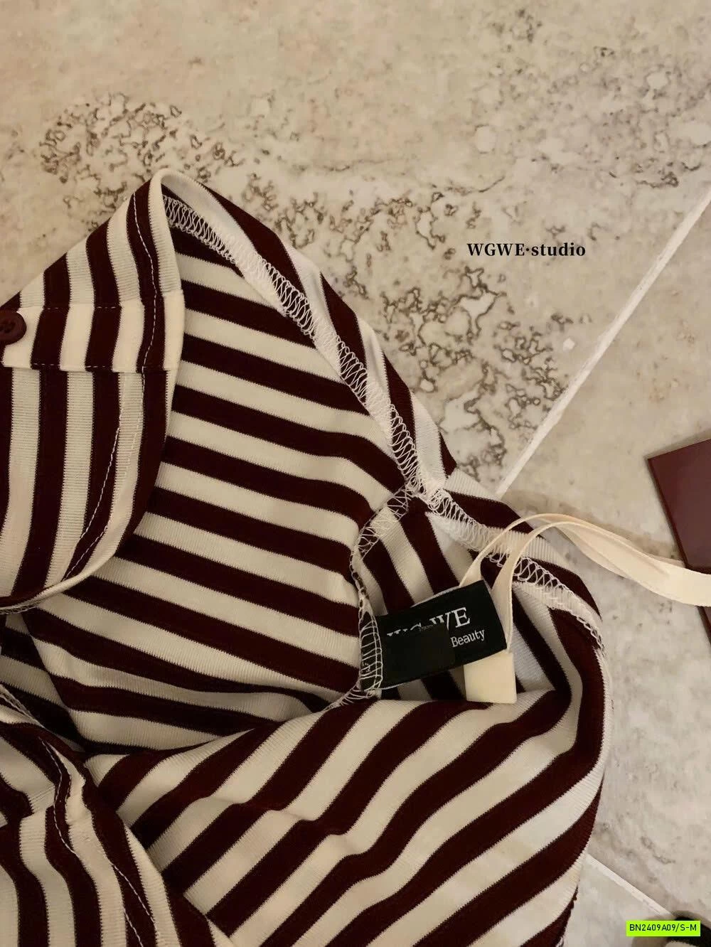 ÁO THUN KẺ TRỄ VAI WGWE7450