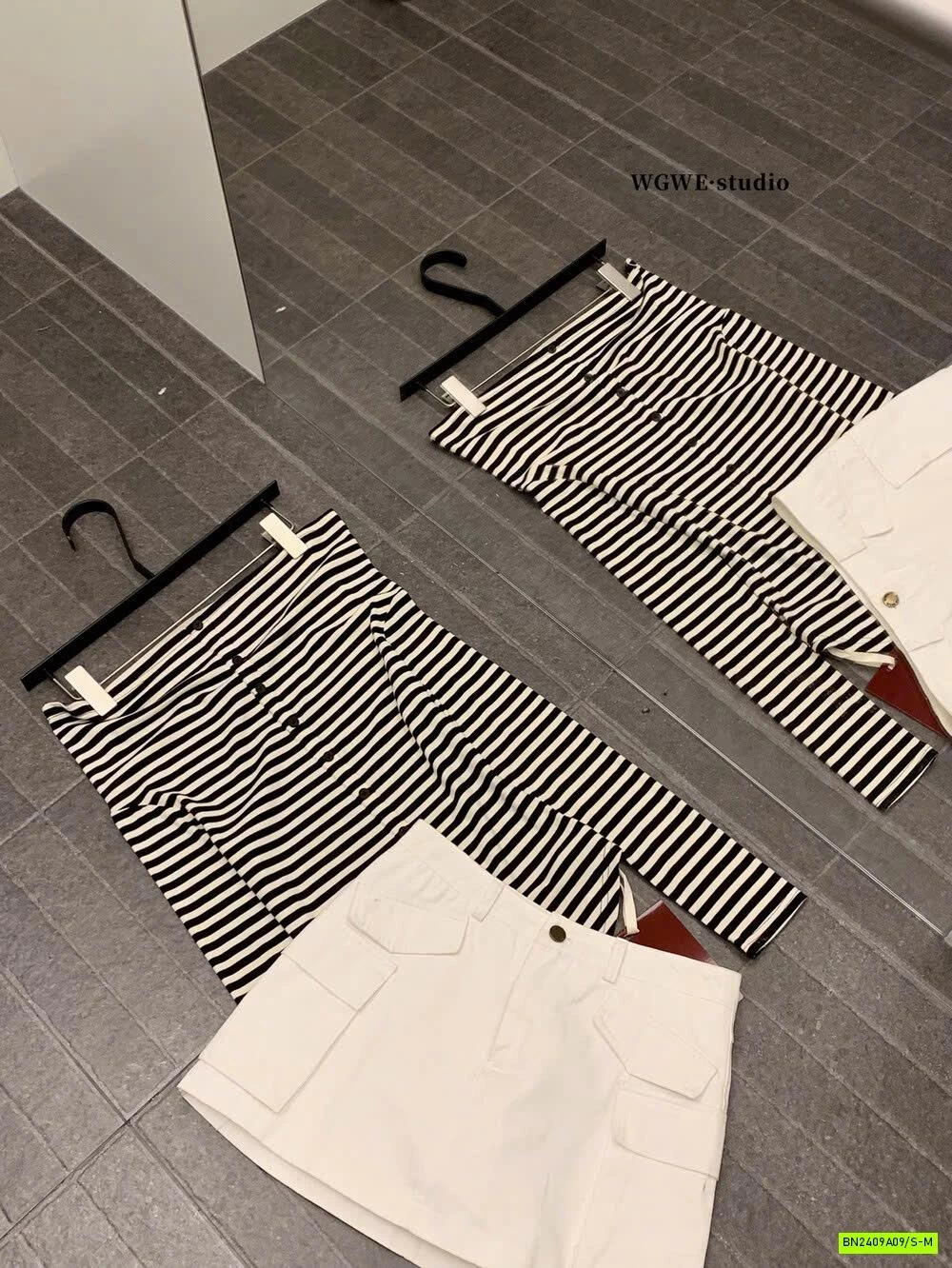 ÁO THUN KẺ TRỄ VAI WGWE7450