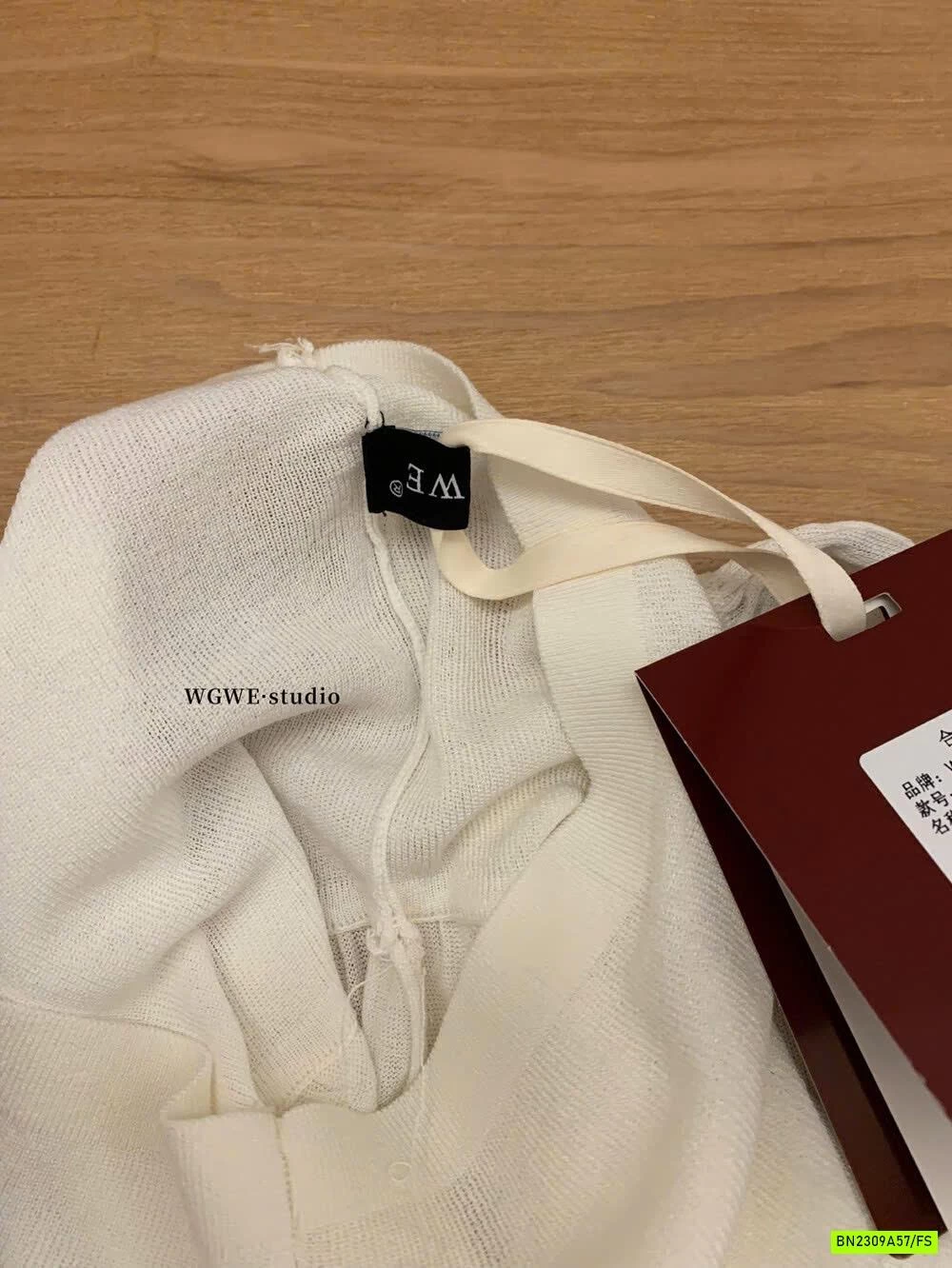 MONROGHI CỔ V VẠT CHÉO RỚT VAI WGWE