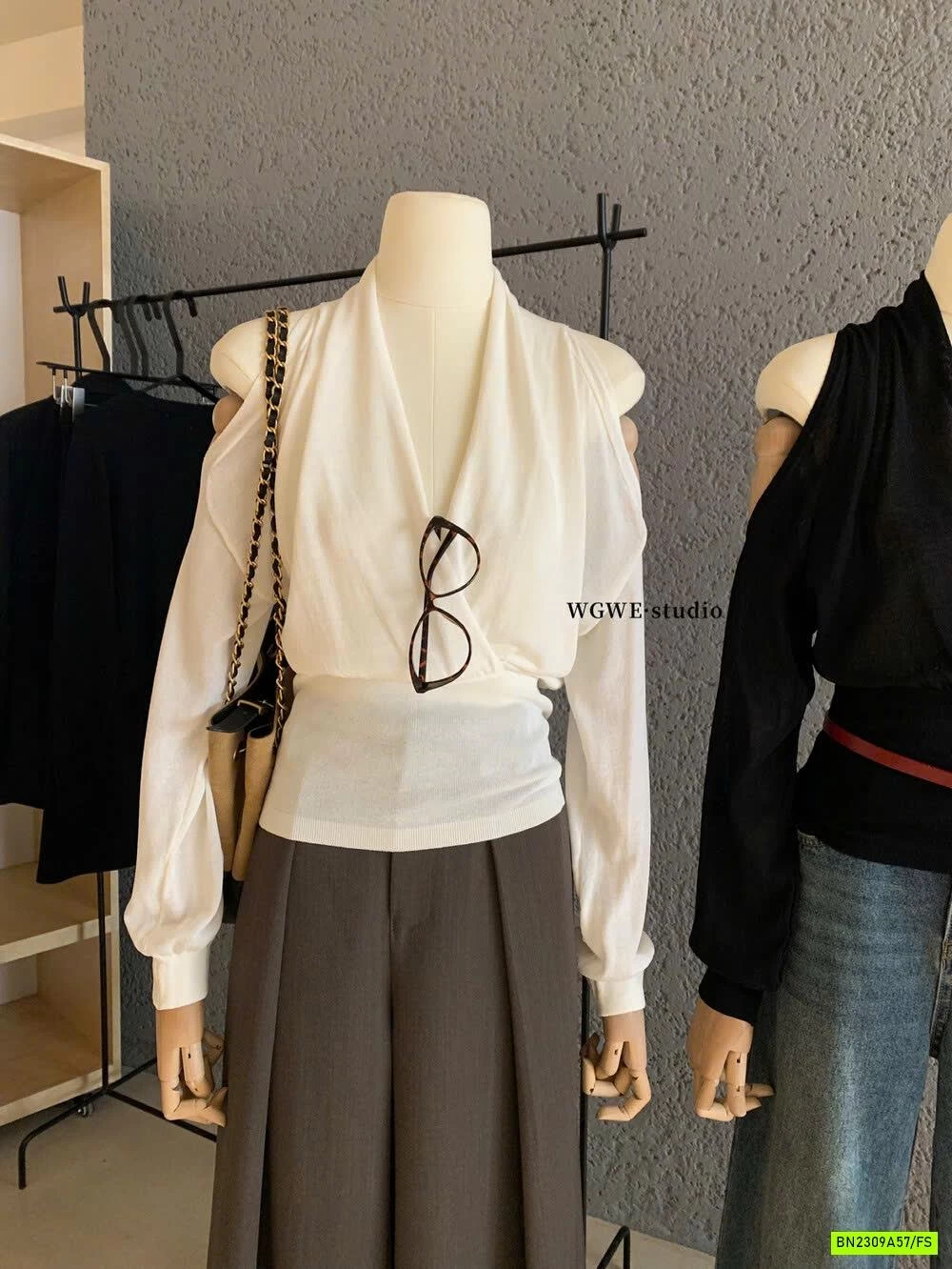 MONROGHI CỔ V VẠT CHÉO RỚT VAI WGWE