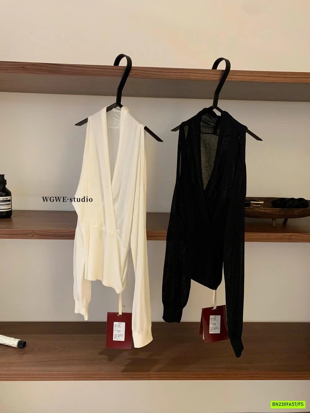 MONROGHI CỔ V VẠT CHÉO RỚT VAI WGWE