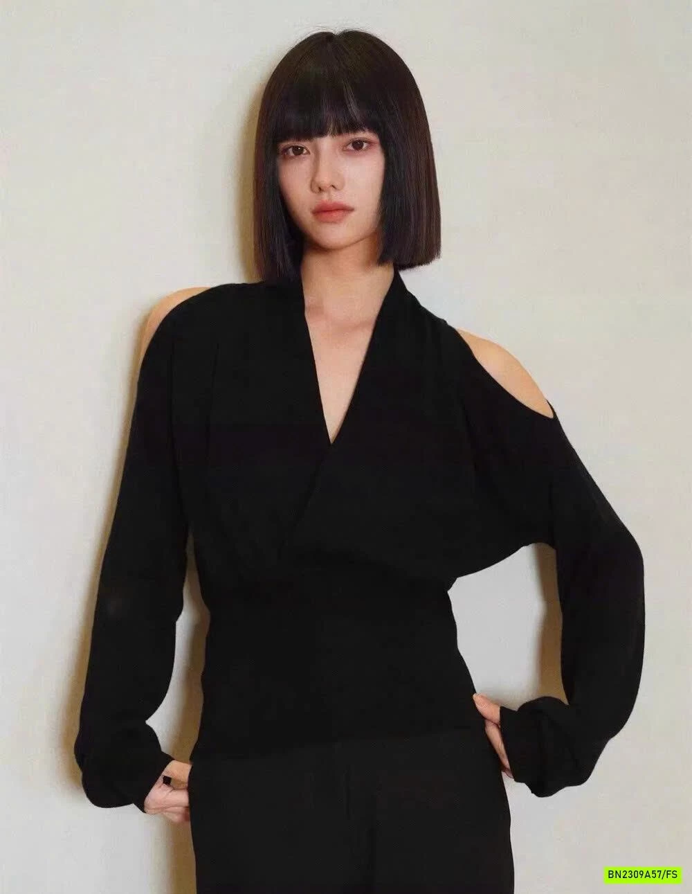 MONROGHI CỔ V VẠT CHÉO RỚT VAI WGWE