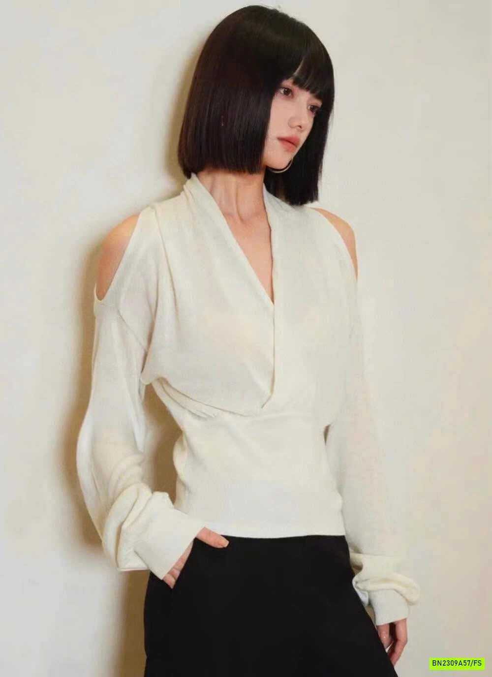 MONROGHI CỔ V VẠT CHÉO RỚT VAI WGWE