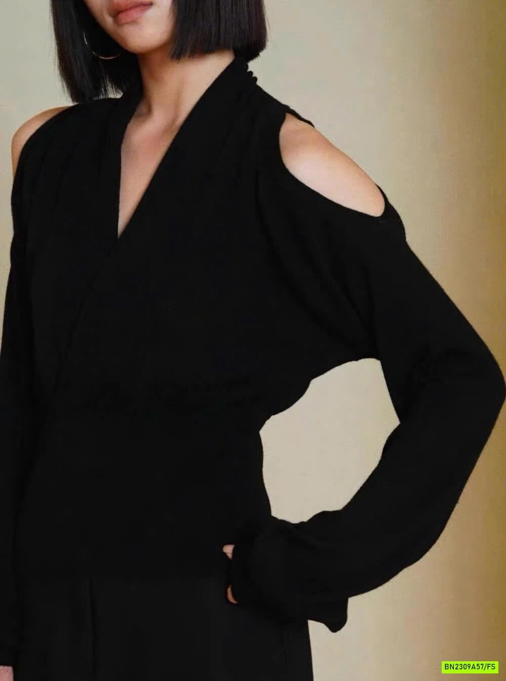 MONROGHI CỔ V VẠT CHÉO RỚT VAI WGWE