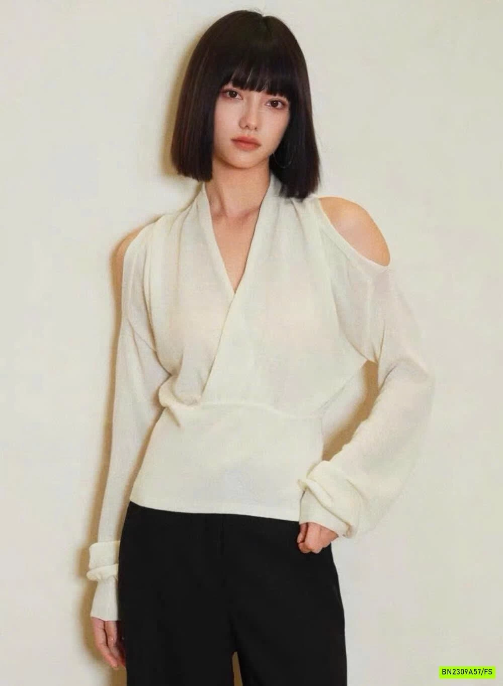 MONROGHI CỔ V VẠT CHÉO RỚT VAI WGWE