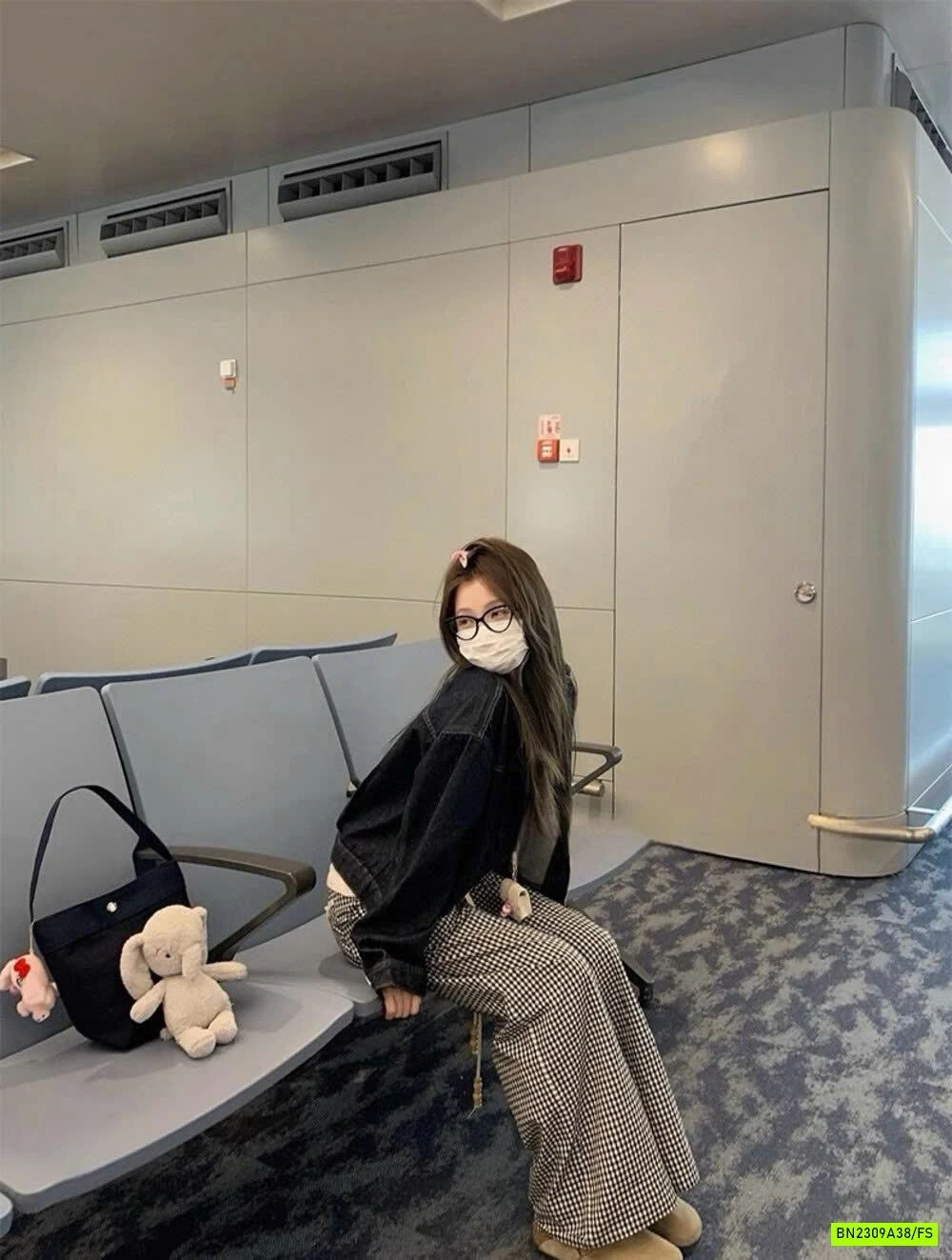 KHOÁC DA BÒ CỔ BẺ KHÓA WGWE6866