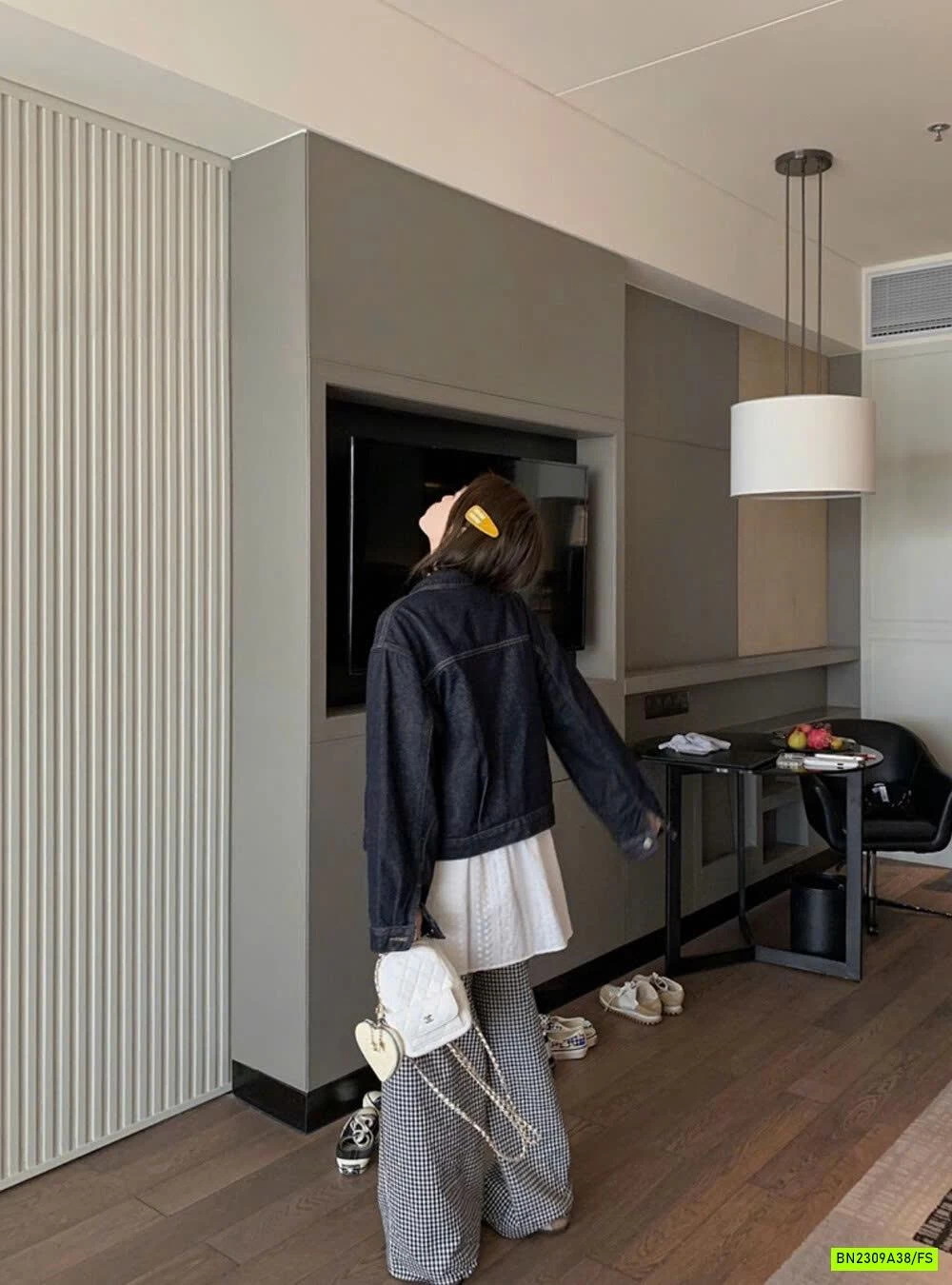 KHOÁC DA BÒ CỔ BẺ KHÓA WGWE6866