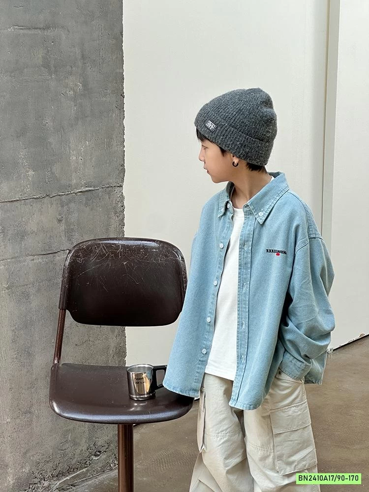 SƠ MI JEANS THÊU CHỮ 25G188 AMBB