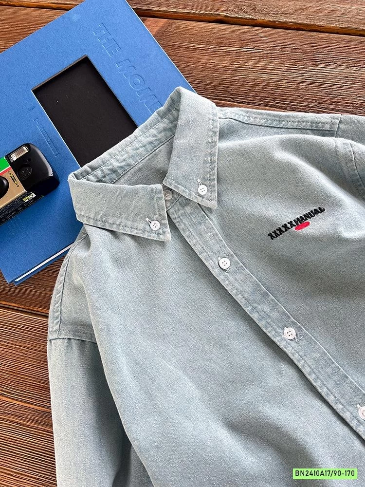 SƠ MI JEANS THÊU CHỮ 25G188 AMBB